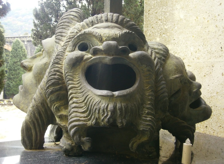Maschere poste sulla tomba di Gilberto Govi, Porticato di Sant'Antonino