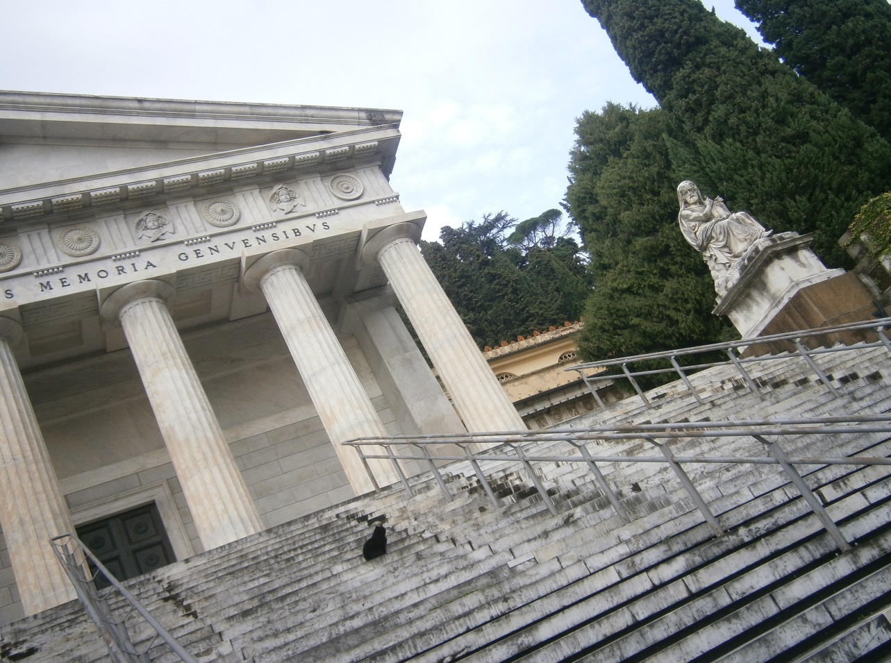 La scalinata principale per accedere al Pantheon. C'è anche un gatto sui gradini.