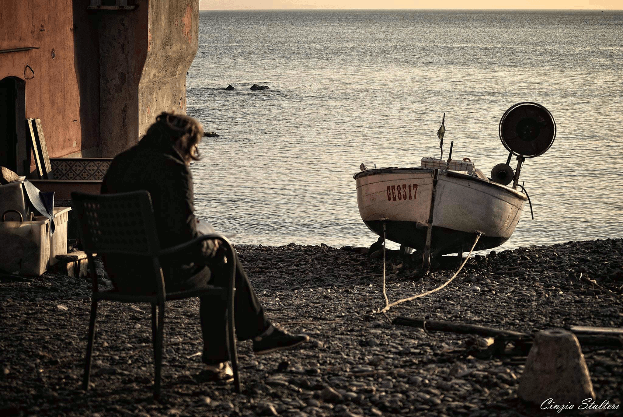 Foto di Boccadasse, signora seduta di fronte al mare